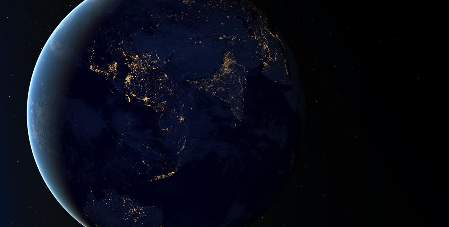 城市灯光闪烁下的地球夜间鸟瞰图，展示了Viasat的全球影响力